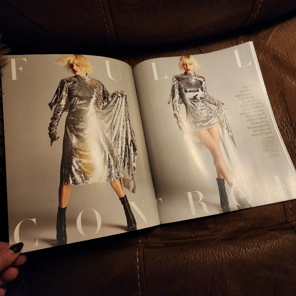 Pair of Vogue Magazines- Taylor Swift and Beyonce - Picture 7 of 12